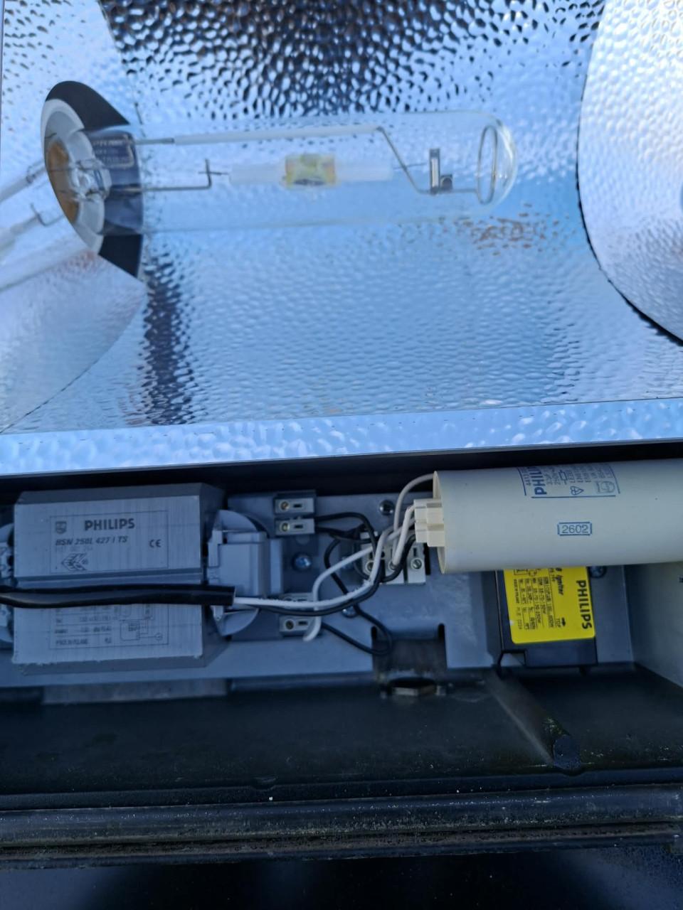 2 STUKS  PHILIPS 2500 WATT LAMPEN