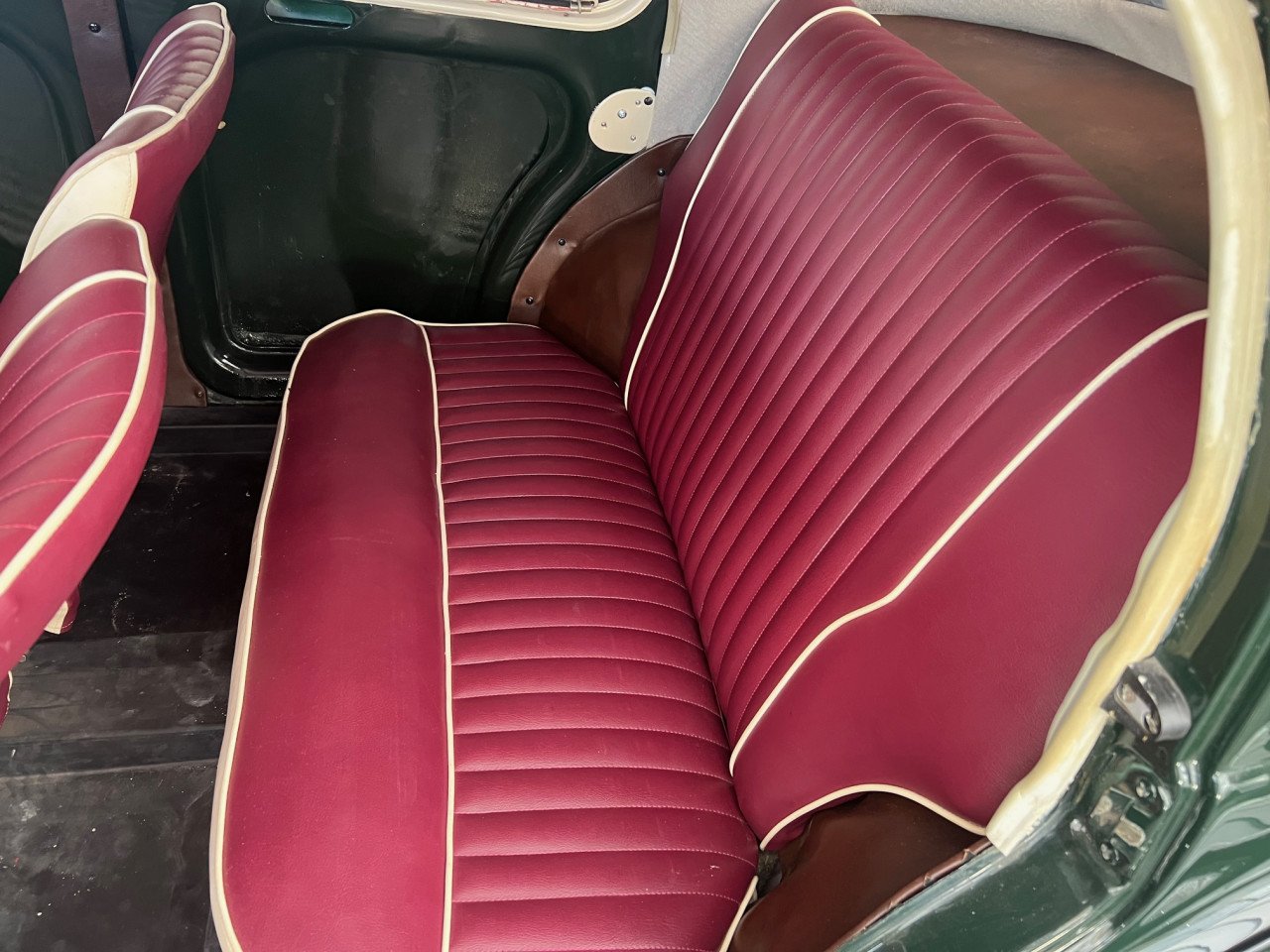 Prachtige Renault 4 CV uit 1957