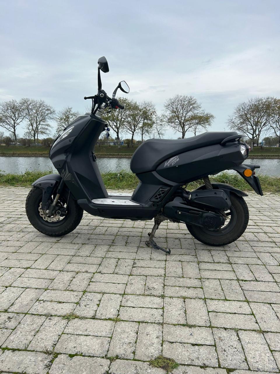 Peugeot Street Zone Brom Scooter BJ 2023 13dKm