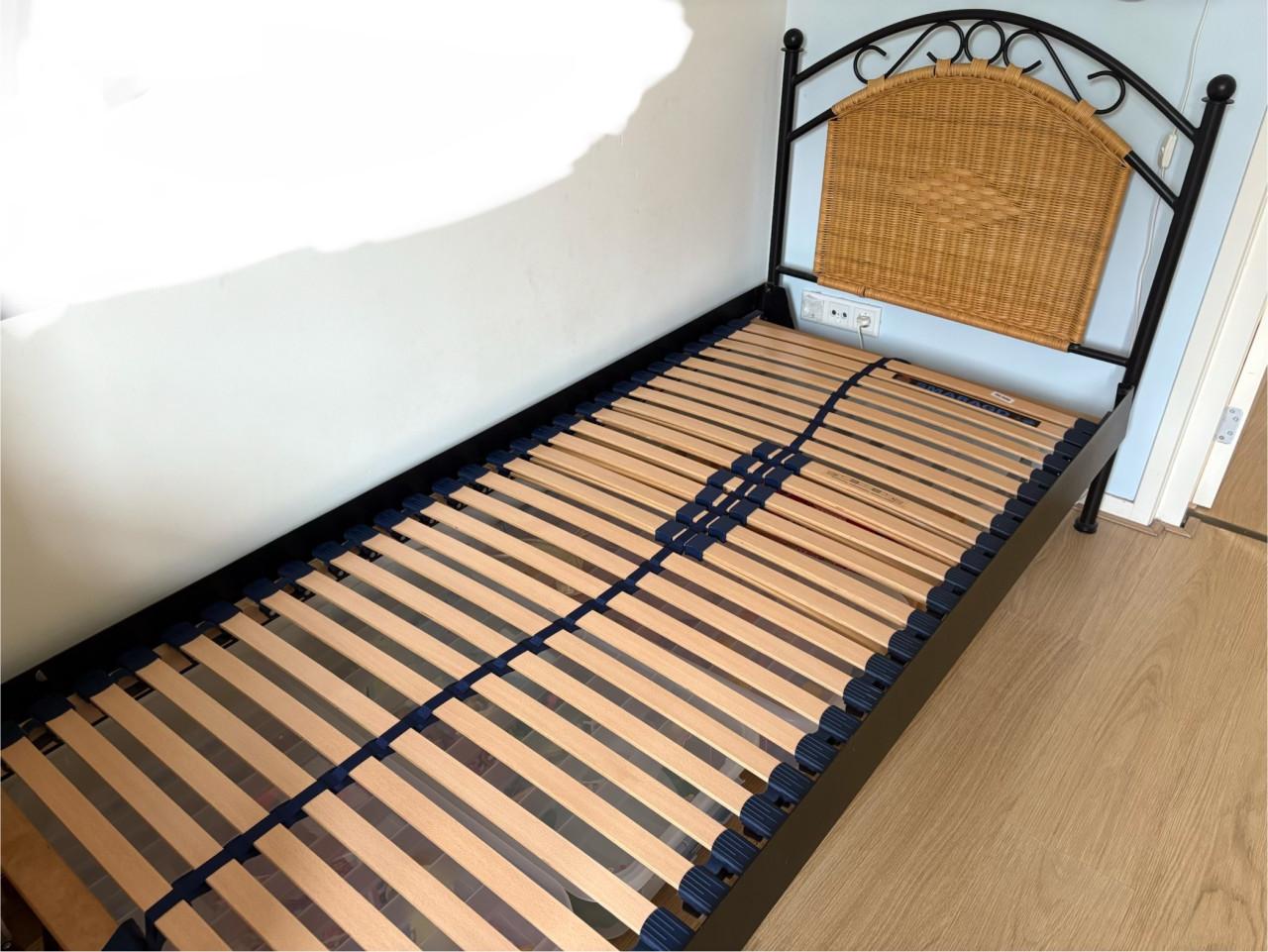Metalen bed; zwart met rotan; 90x200