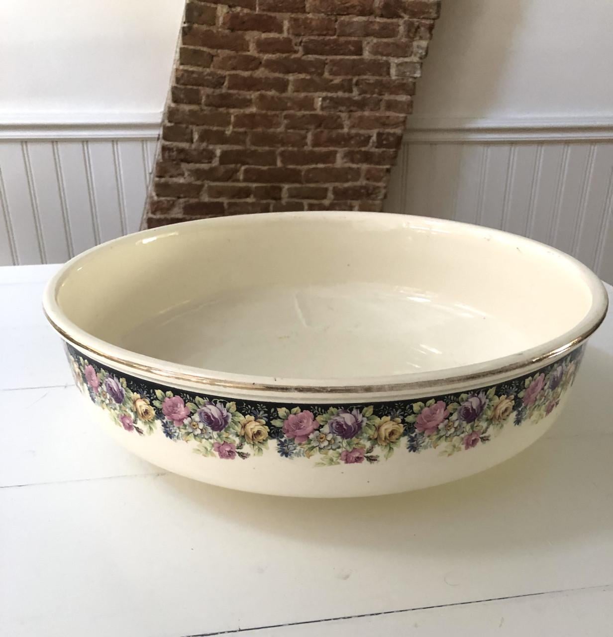 Mooie oude brocante lampet schaal met bloemenrand