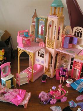 BARBIE/POPPEN KASTEEL MET BABIE EN ACCESOIRES