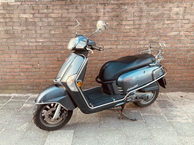 MOOIE KYMCO LIKE 45 KM BROMSCOOTER ! BOUWJAAR 2012