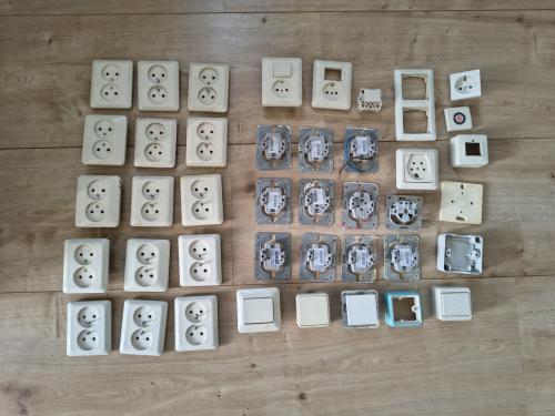 Partij Berker schakelmateriaal roomwit, crème. Stopcontacten.