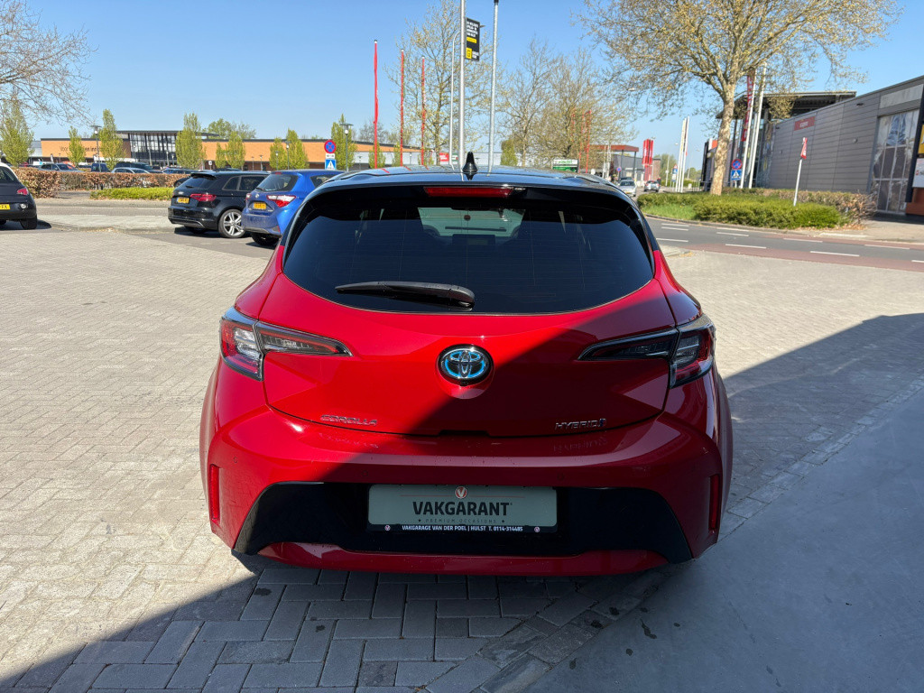 Toyota Corolla 1.8 hybrid business intro
