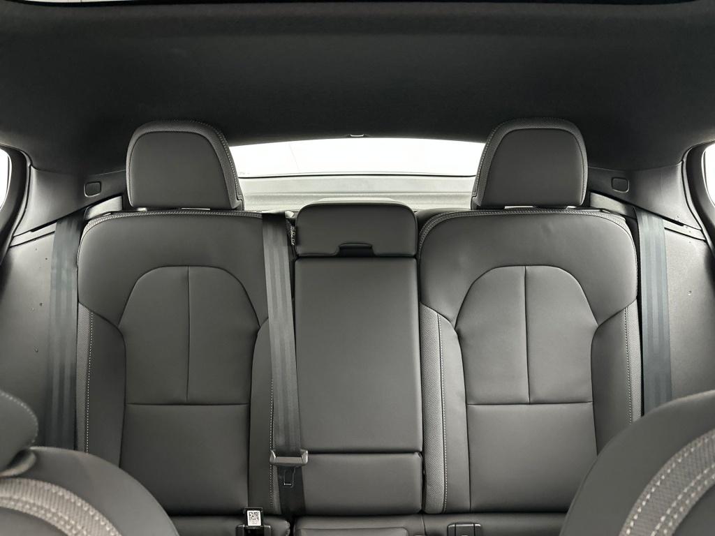 Volvo Ec40 extended range plus dark