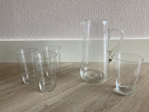 Oud glaswerk karaf en 4 glazen