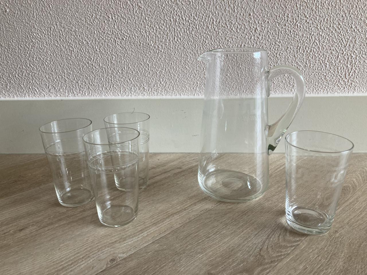 Oud glaswerk karaf en 4 glazen