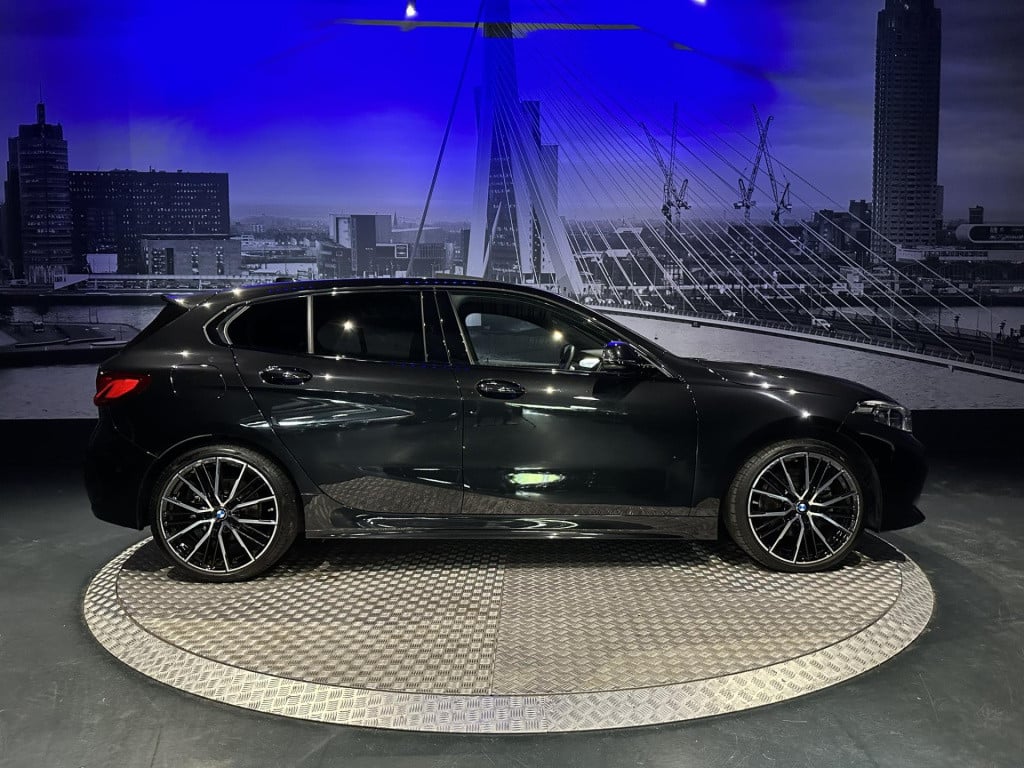 BMW 1 Serie 118i high executive *m-pack*pano*harmankardon*m-technic stoelen