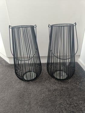 Twee metalen lantaarns