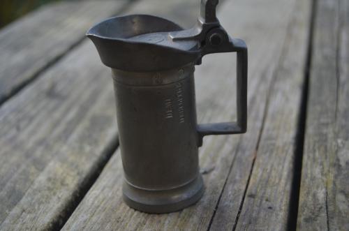 4 Tinnen kannen / maatbekers diverse maten