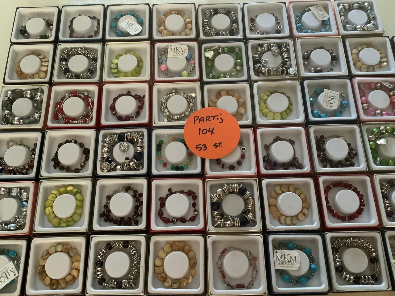 Partij leuke armbandjes in mooi verkoop doosje. ( partij 104)