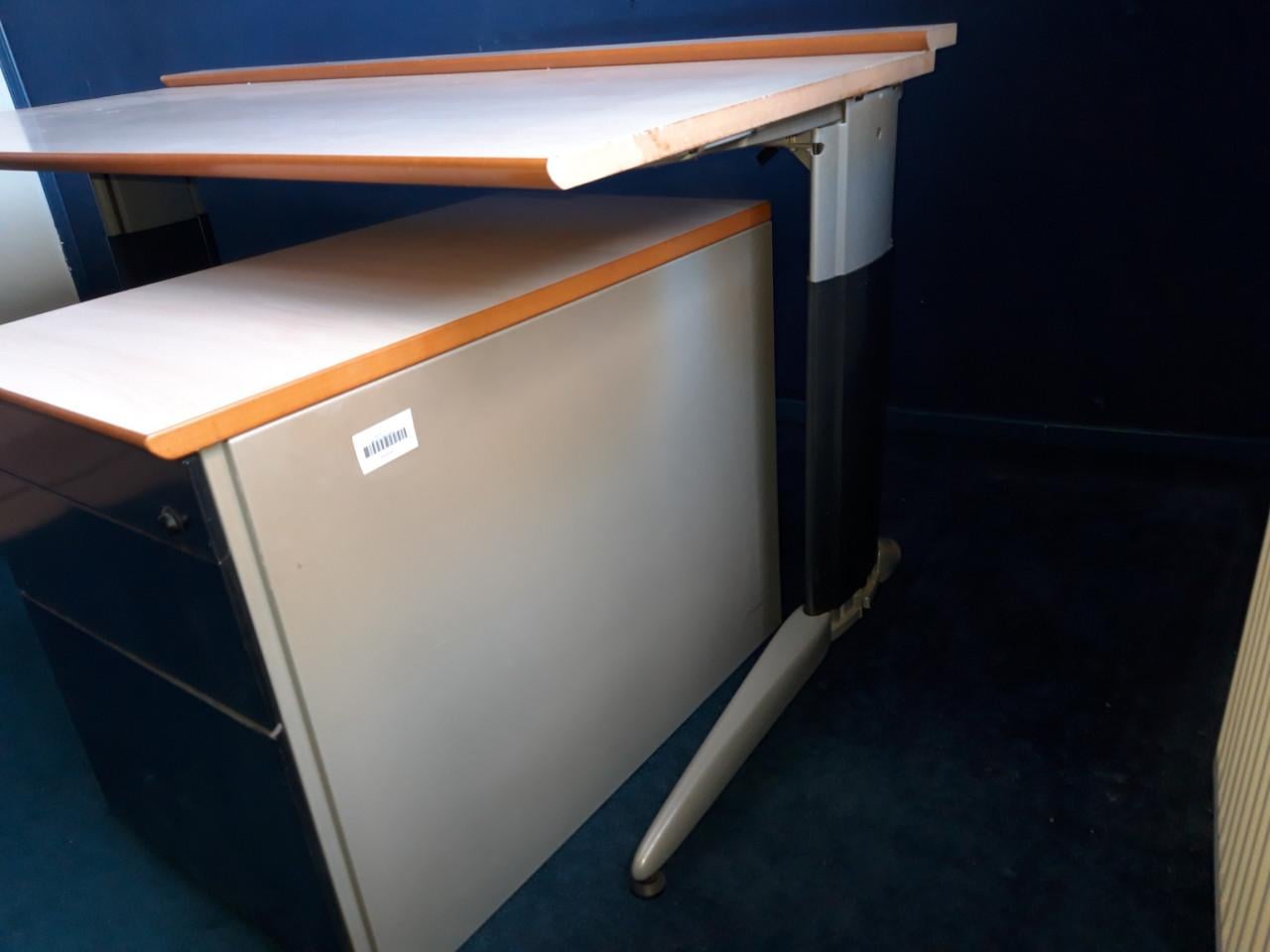 Gratis ophalen, ruim bureau, net blad.