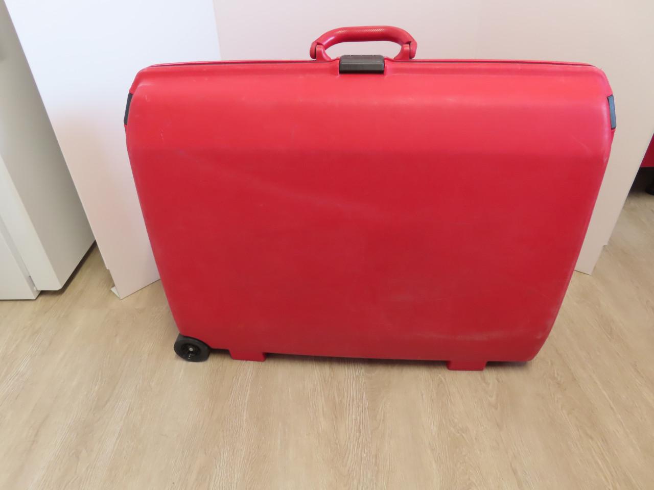 Samsonite koffer €.25,00 Kleur: Rood Lang 73 cm. Hoog: 60 cm Breed: 23 cm.