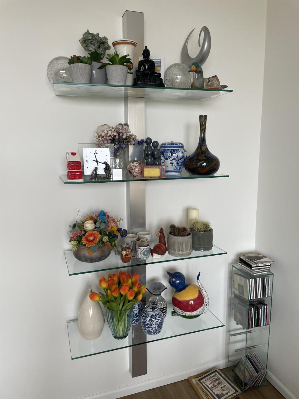 Moderne wandplank met glazen planken