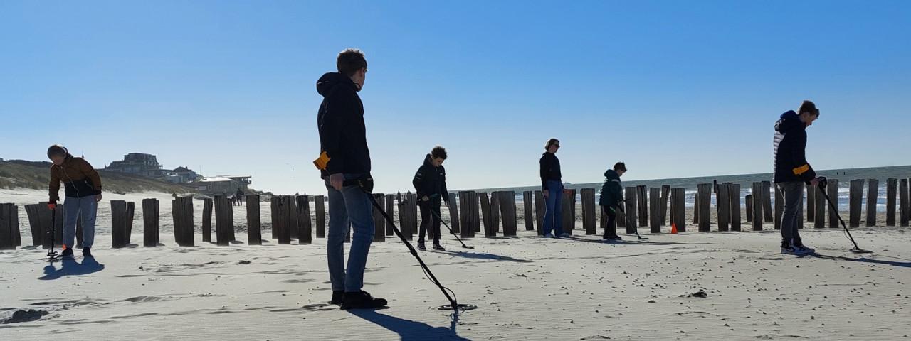Metaaldetector activiteiten op strand