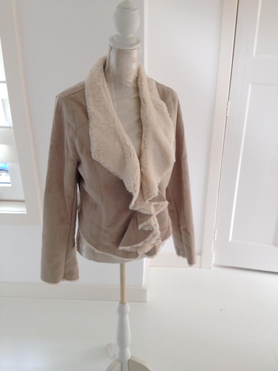 Vest / jasje beige met nepbont mt 40