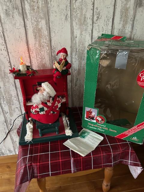 Holliday Creations bewegende kerstman speelt piano.