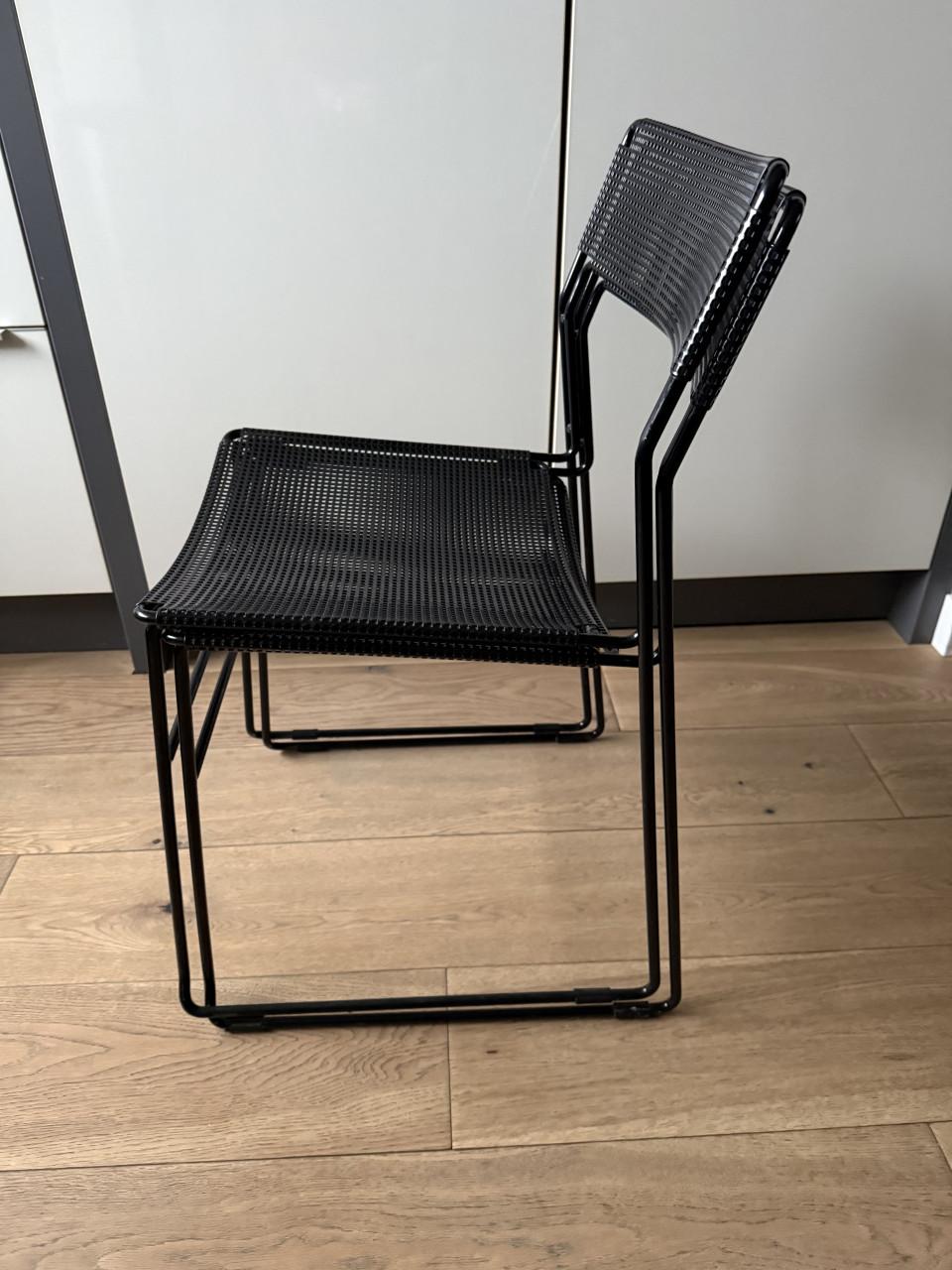 2 metalen stoeltjes. Zwart