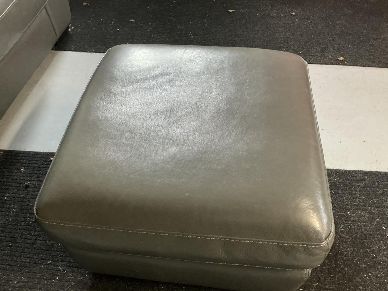 Vrijwel ongebruikte leren 2 zitbank met hocker