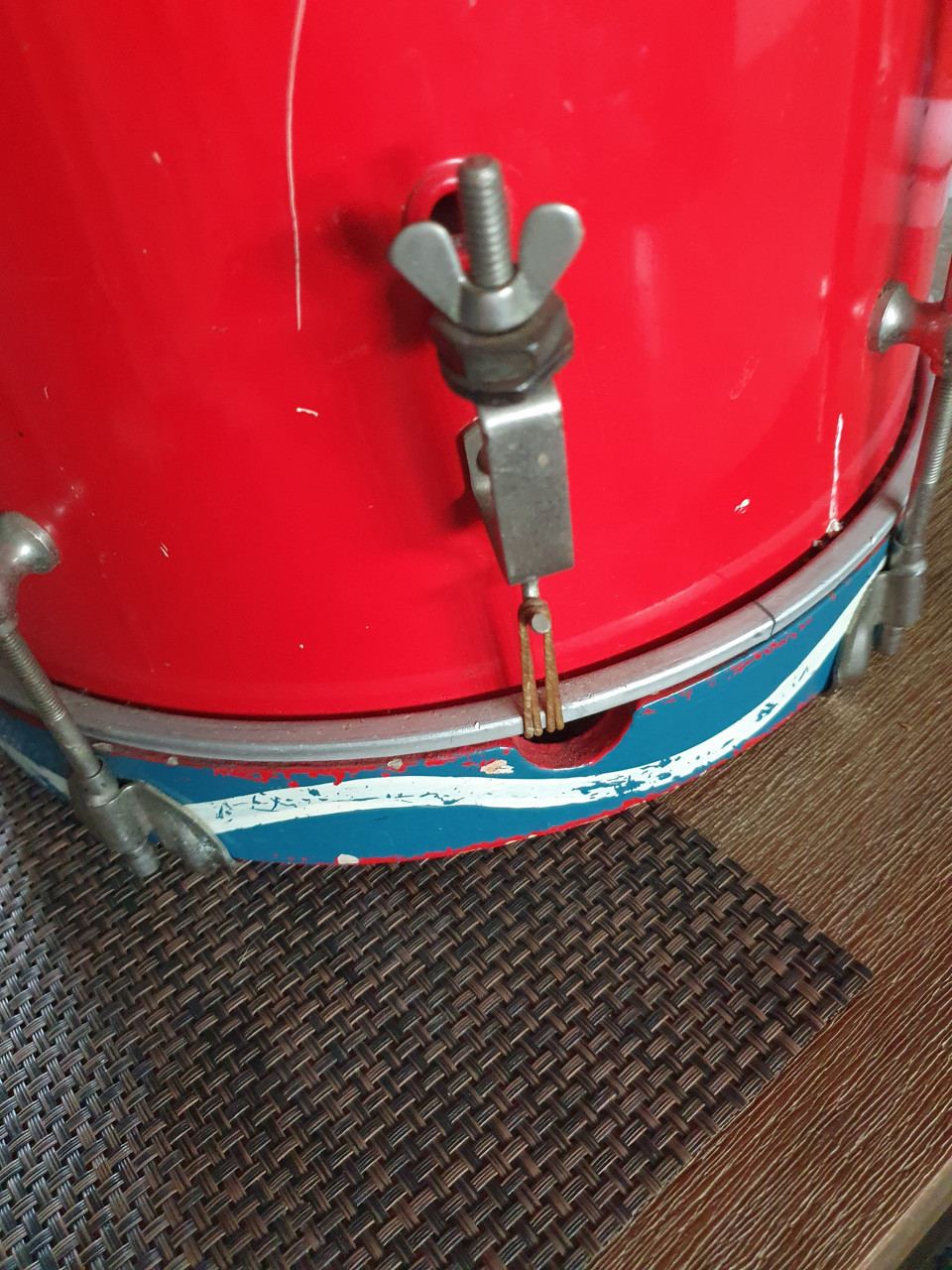 Prachtige grote antieke marching band drum, incl drumsticks en leren riem..