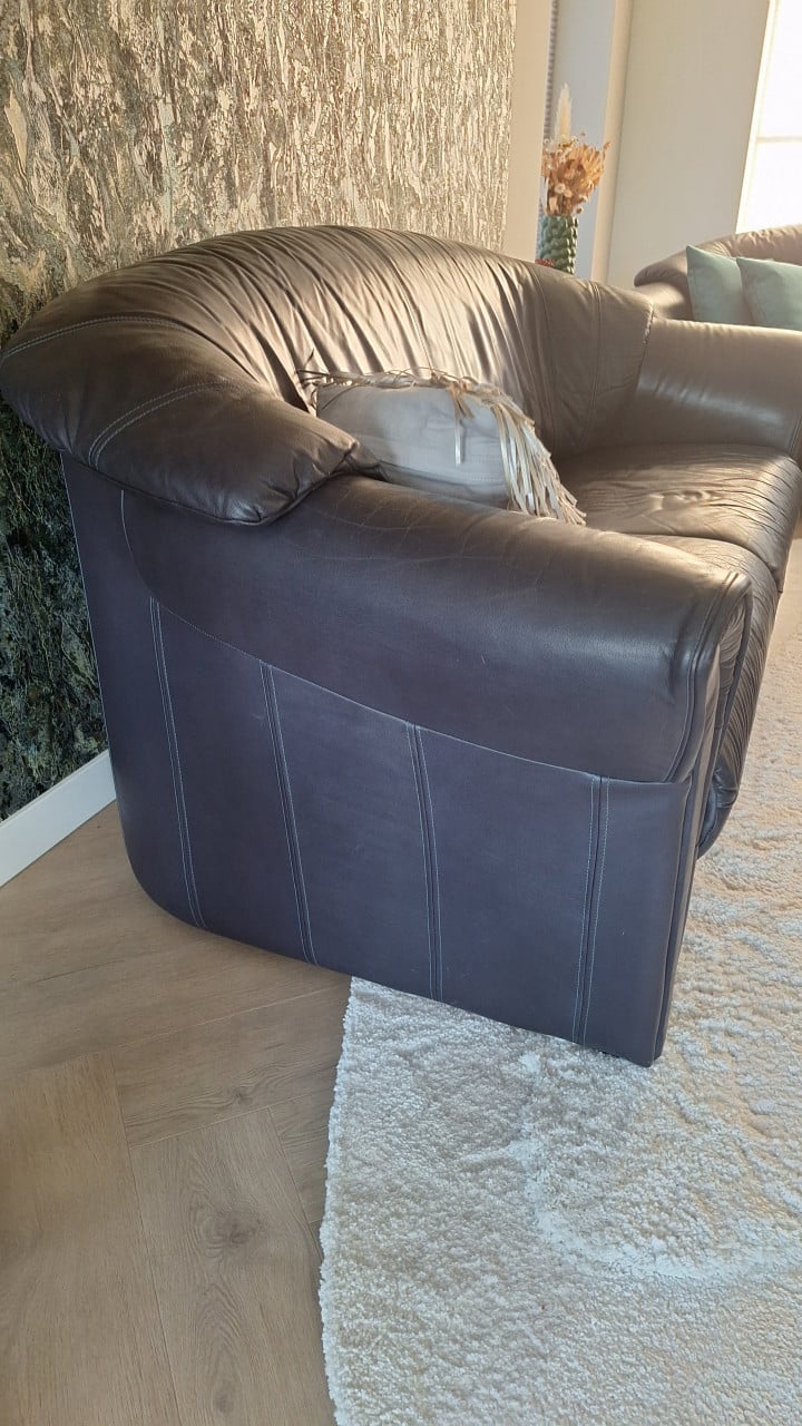 2 lederen auberginekleurige banken