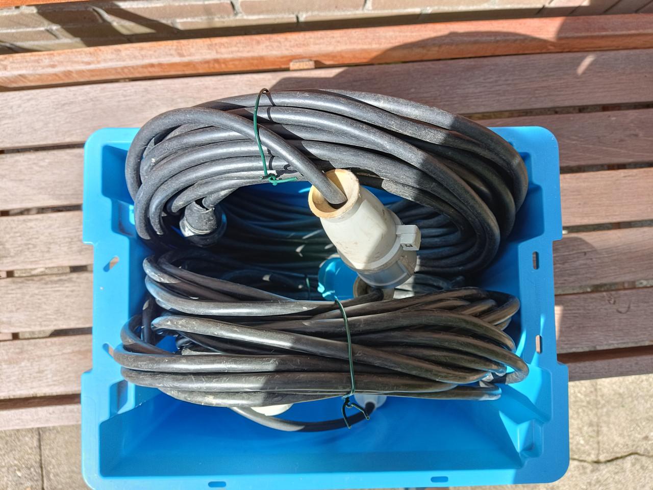 Zware voedingskabels 3 x 2,5 met lengte van 21 en 19 meter