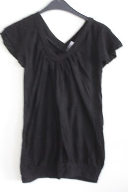 Shirt zwart met ve hals maat s