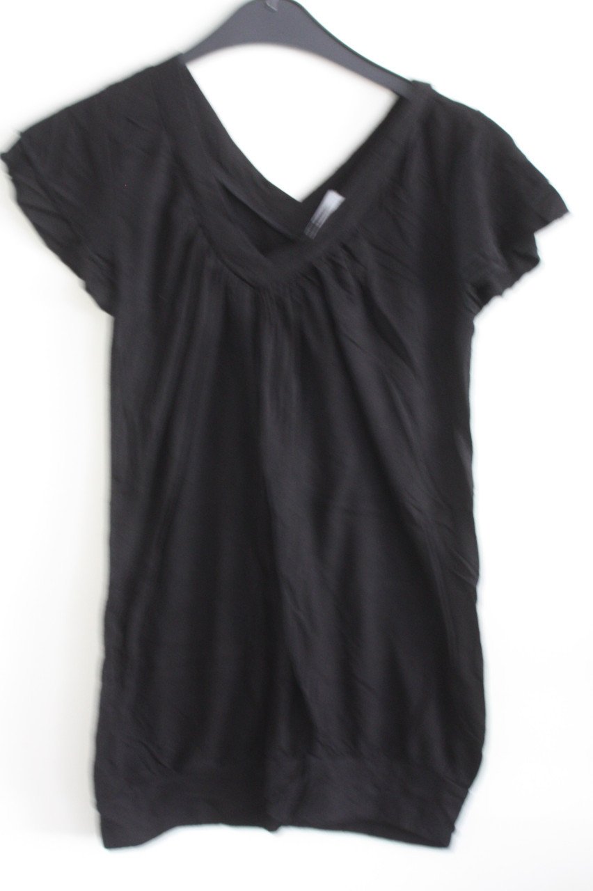 Shirt zwart met ve hals maat s