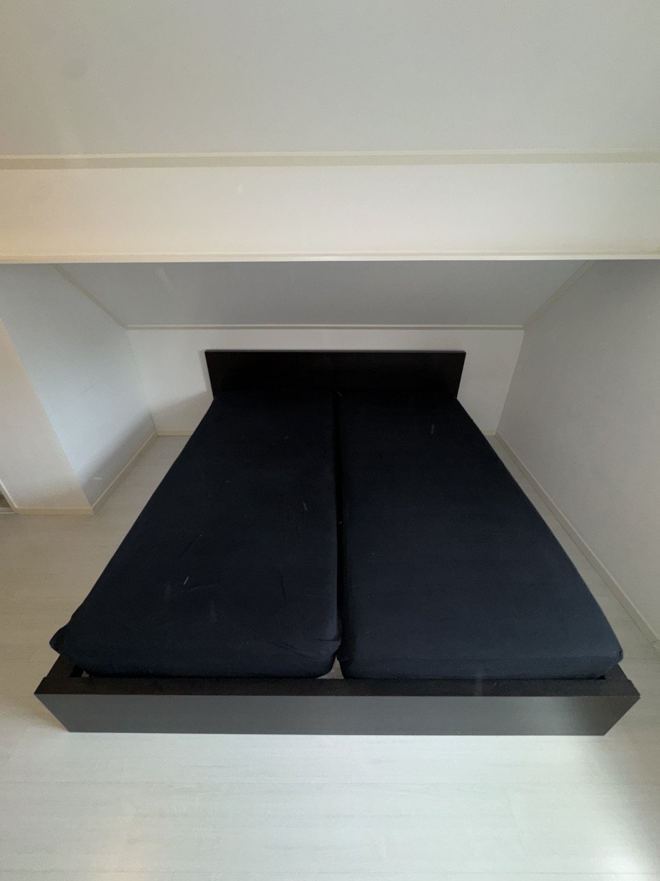 Zwart tweepersoonsbed