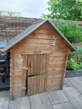 Houten kinderspeelhuisje