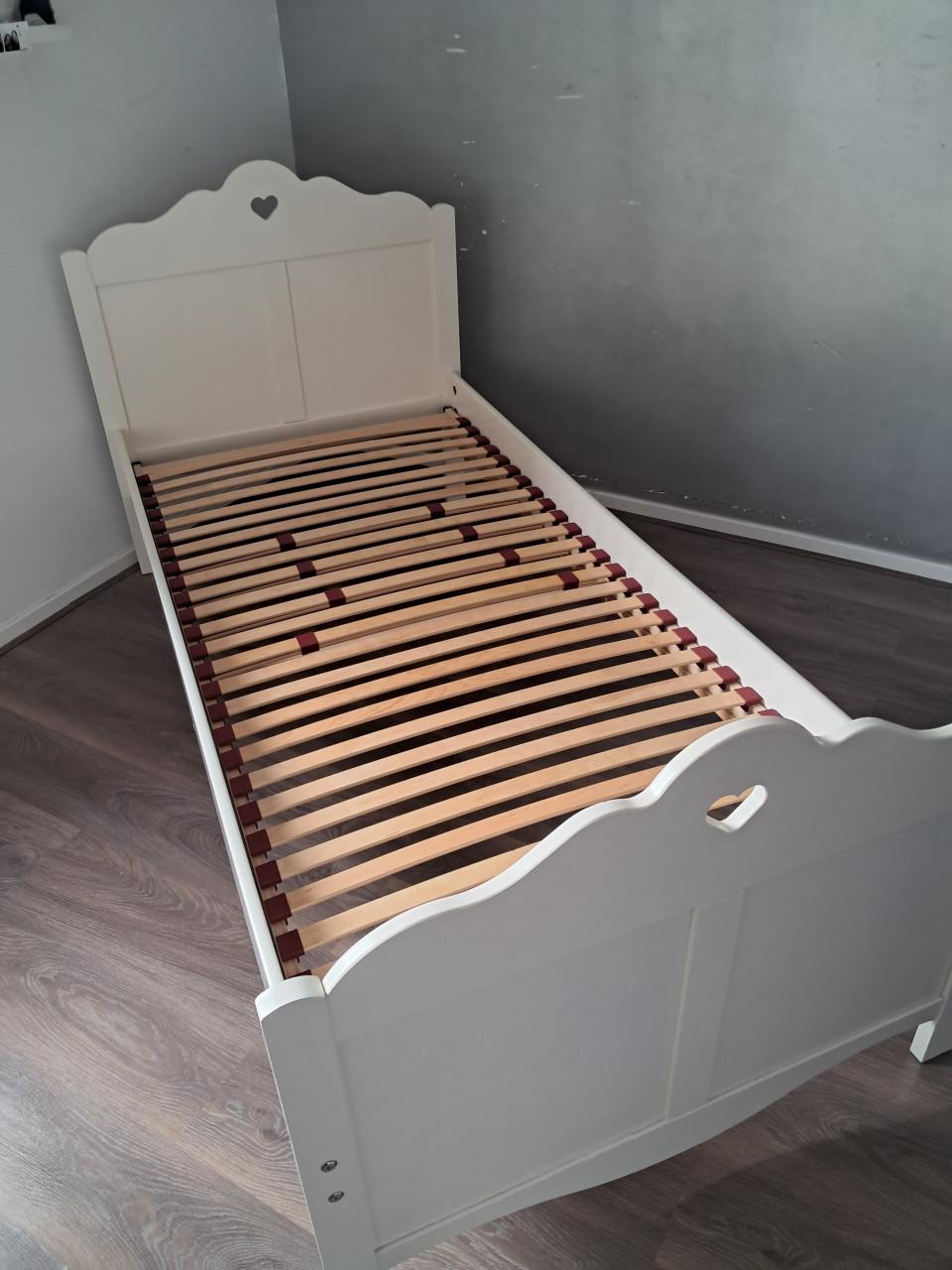 1 persoons meisjes bed inclusief lattenbodem en nachtkastje