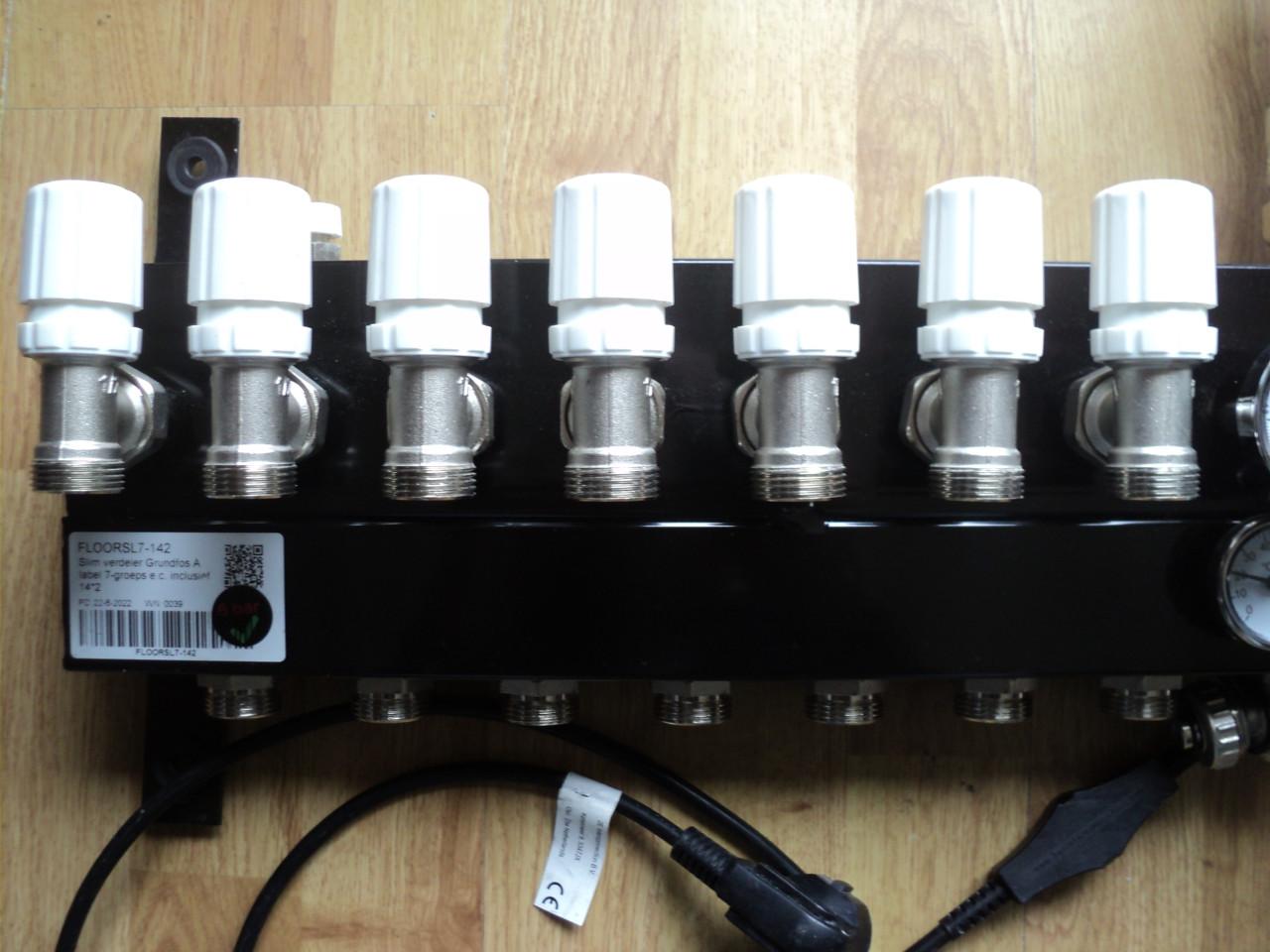 Vrijwel nieuwe 7 groep verdeler vloerverwarming ENERGI ZUINIG