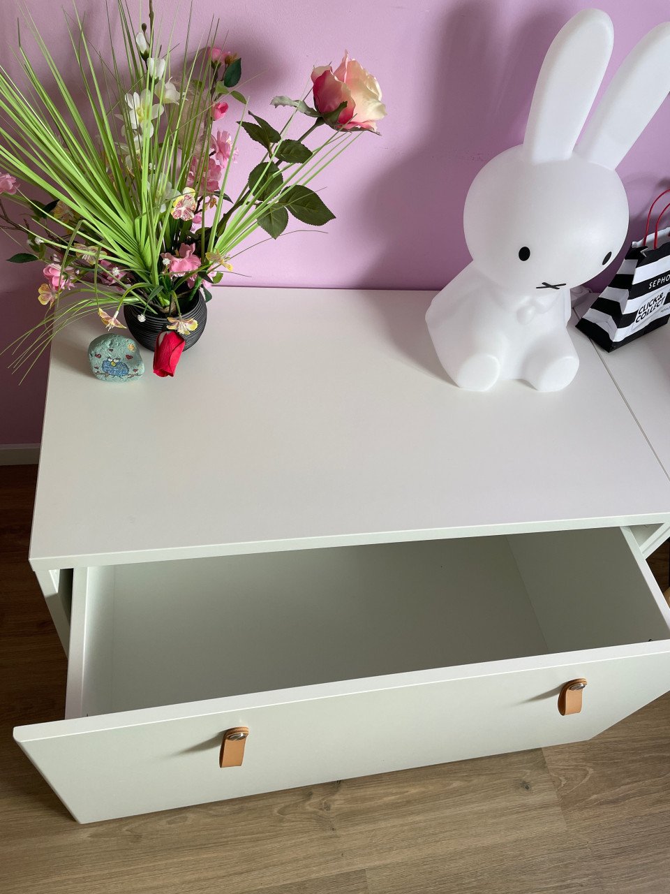 Bureau kinderkamer met stoeltjes en accessoires