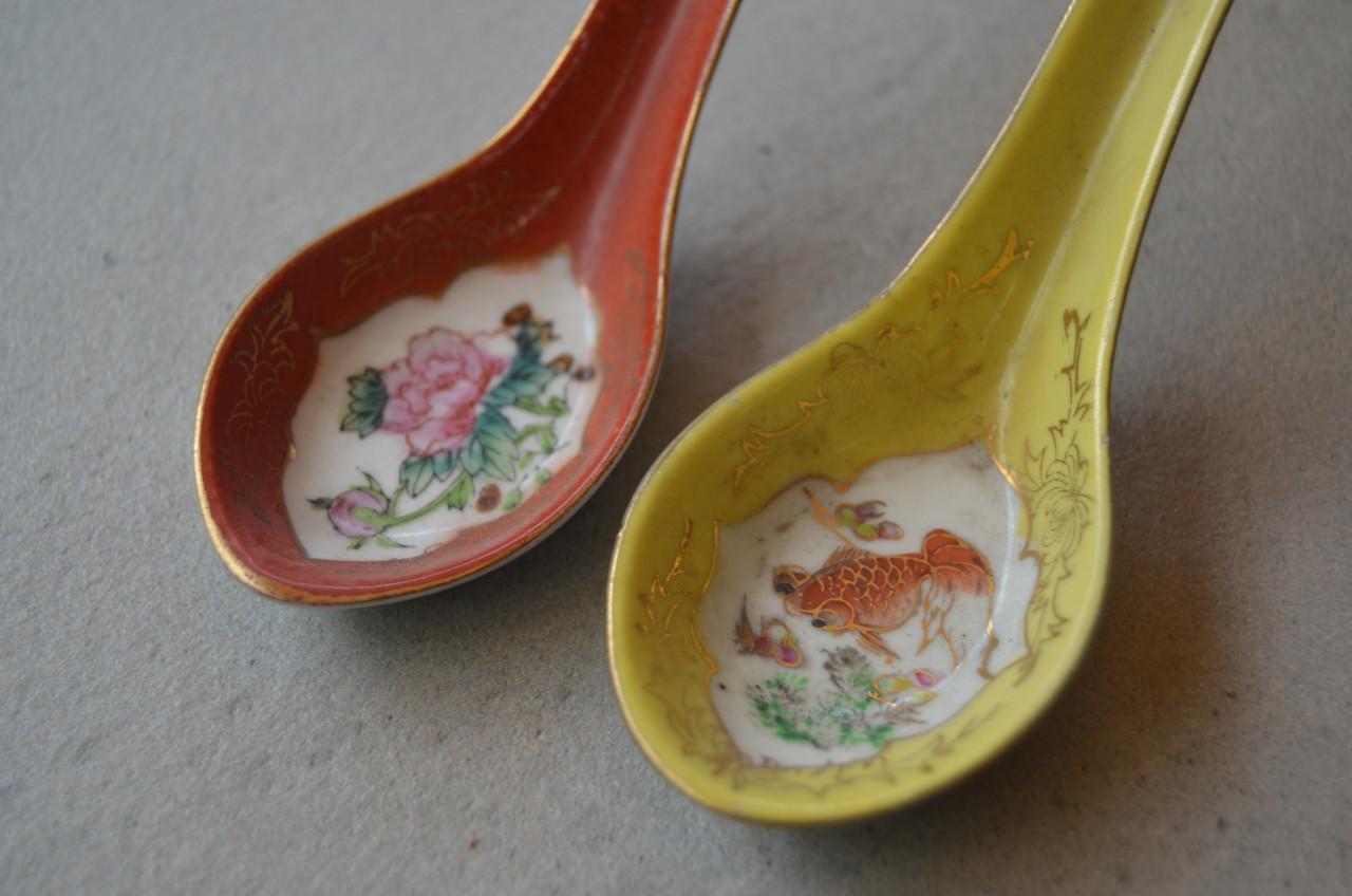 2 Chinese porseleinen lepels ipst.