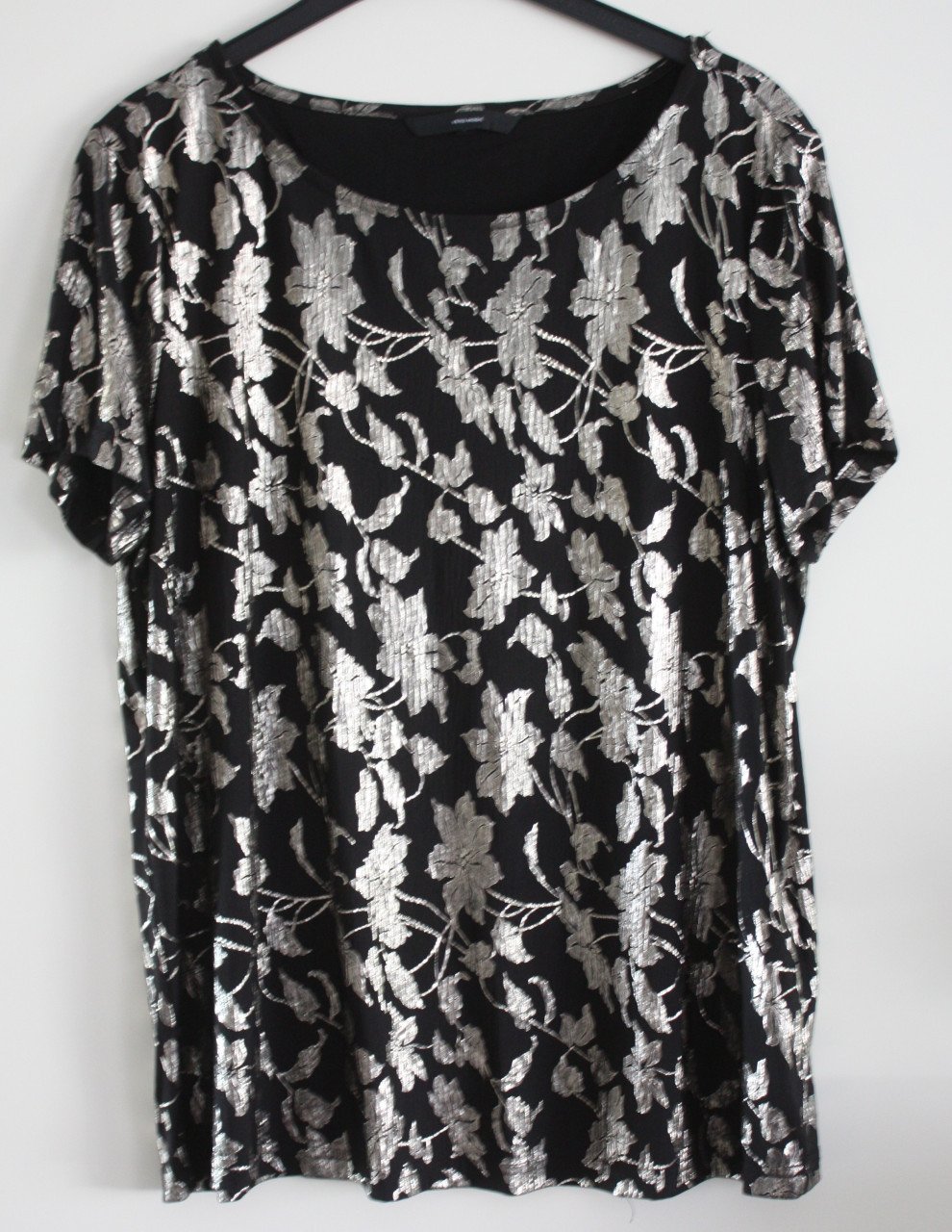 Zwart shirt met metalicbloemen print maat l