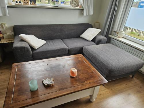 Gratis ophalen bank en hocker antreciet