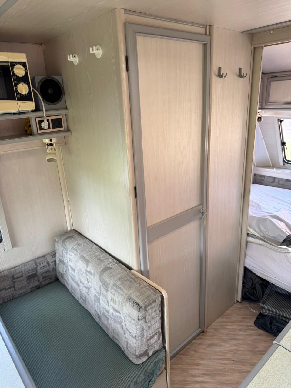 Caravan met voortent en luifel
