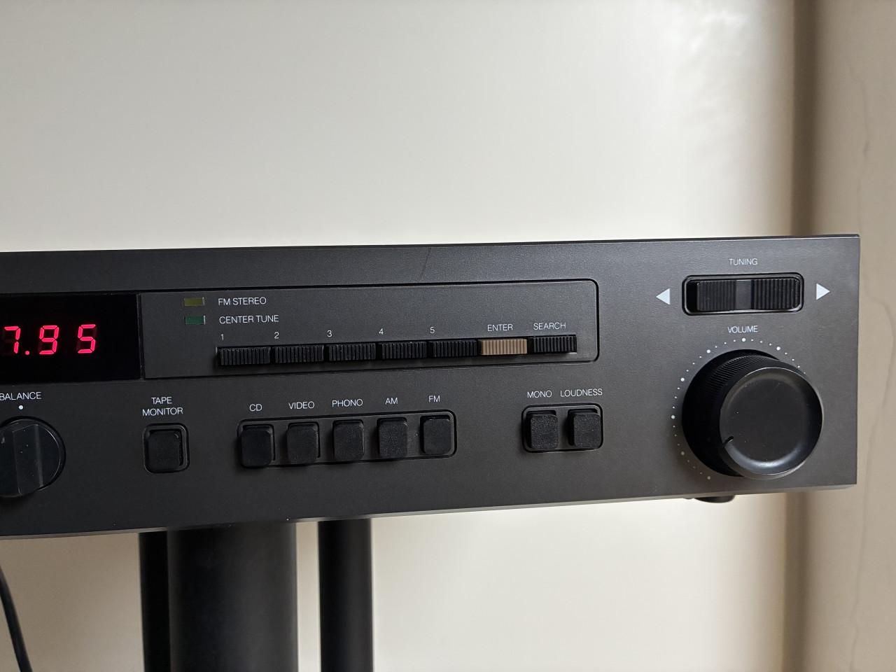 Versterker/tuner NAD 7225PE.