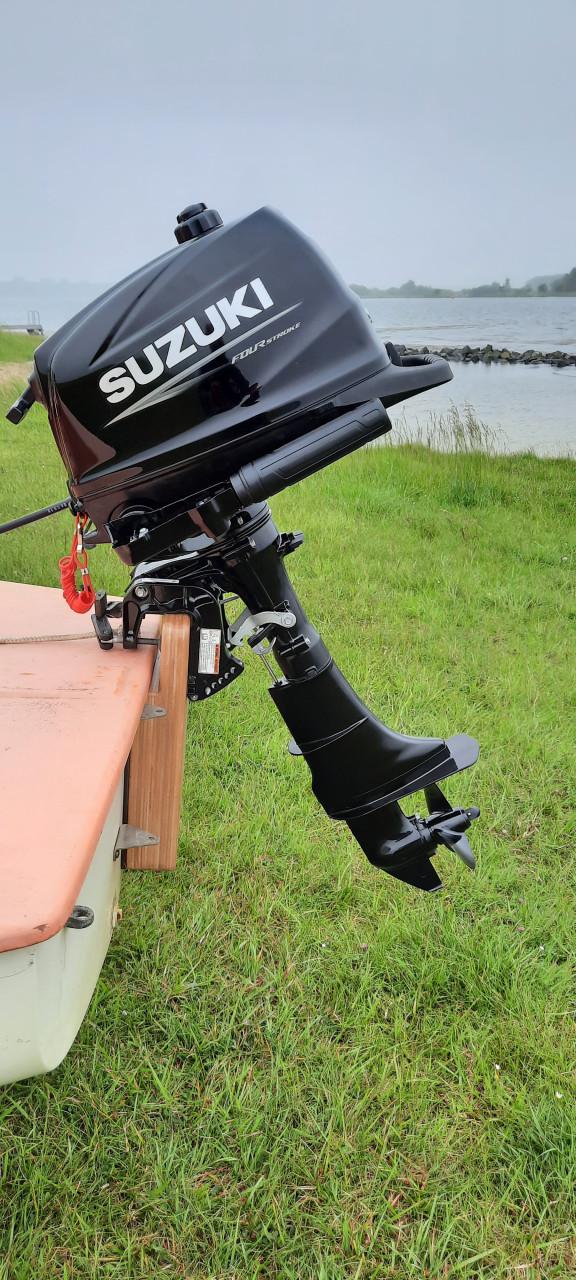 Buitenboordmotor 6 pk kortstaart,met gratis zeilboot op trailer.