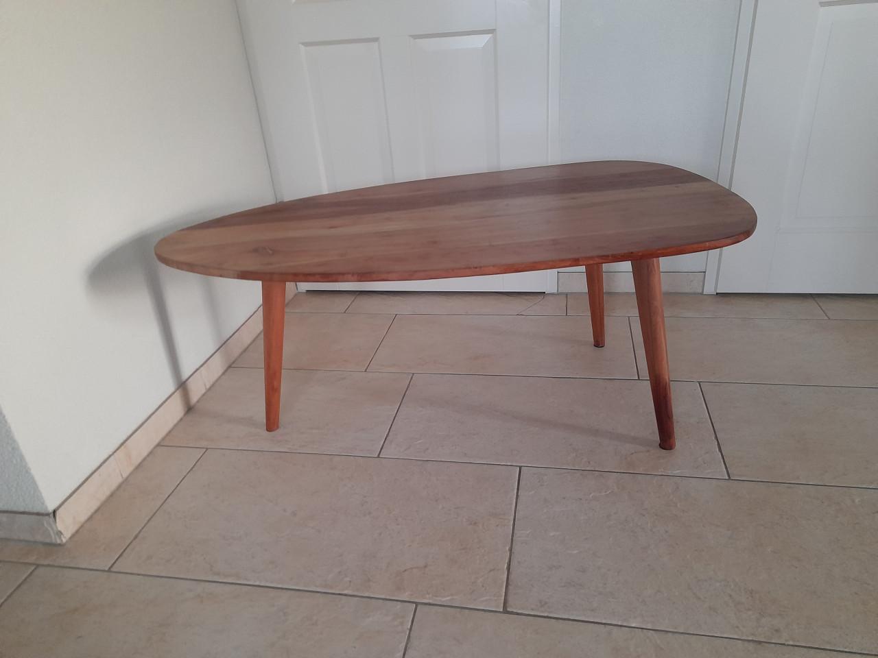 Mango salon tafel 110 x 60 x 45H ( in goede staat )