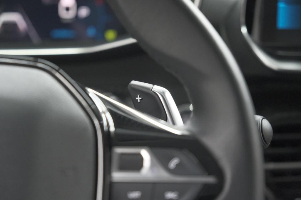 Peugeot 208 puretech 100 eat8 allure | camera | navigatie | apple carplay |