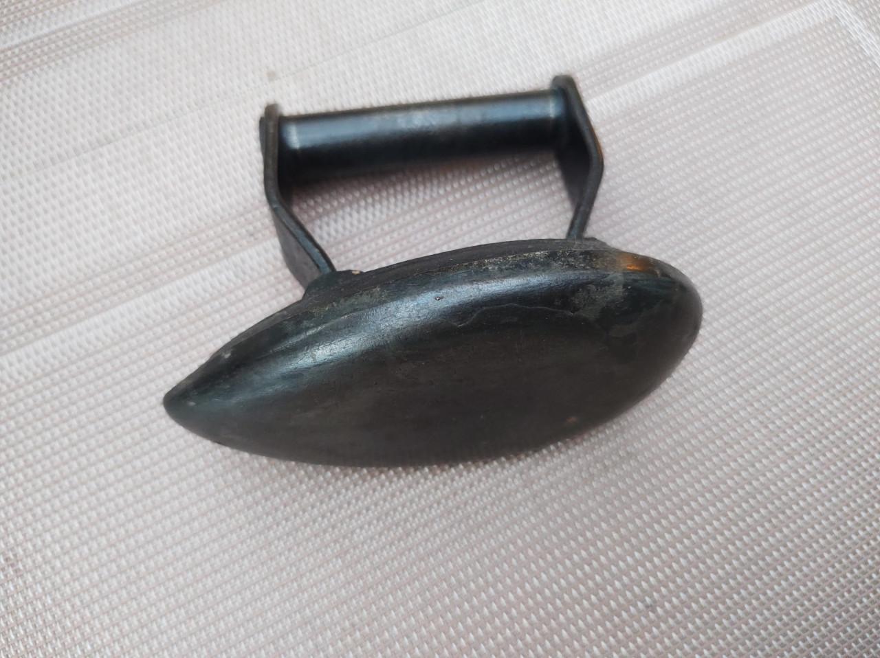 Fraai oud strijkijzertje. Ronde onderkant.  Geschikt voor Klederdracht