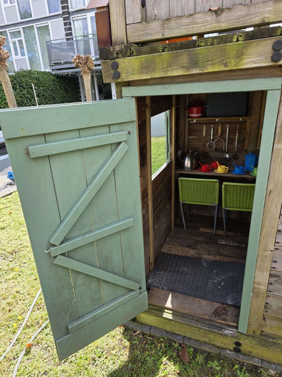 Gratis af te halen: Houten speelhuis met schommel en glijbaan