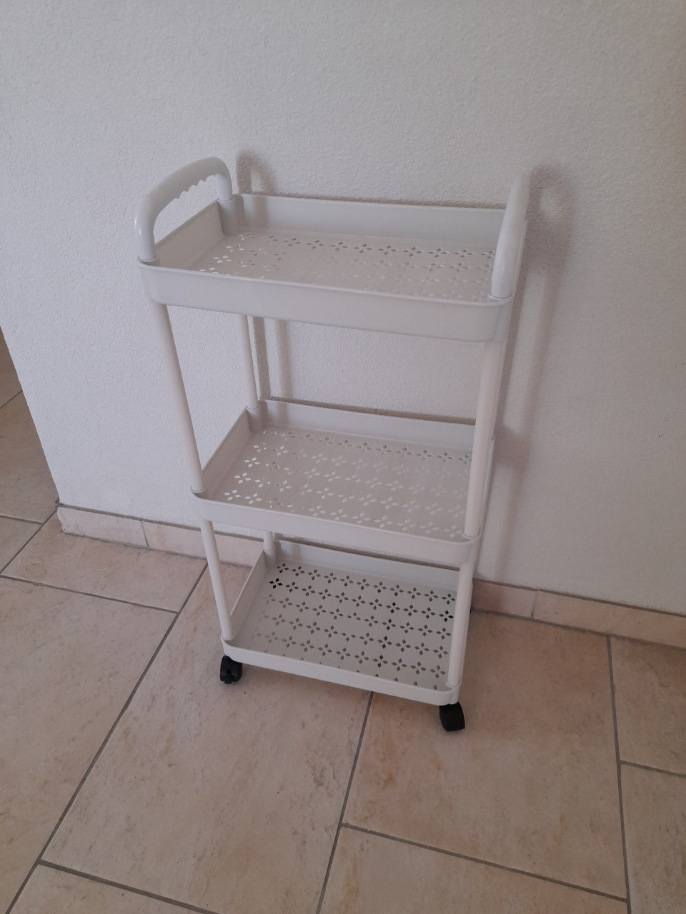 Kleine trolley  34 x 22 x 70 (in goede staat )  Materiaal ; Plastic