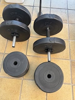 Te koop halterbank en dumbels