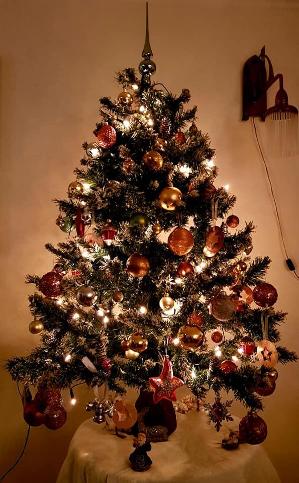 Kunstkerstboom met ballen en decoratie volle boom zonder verlichting