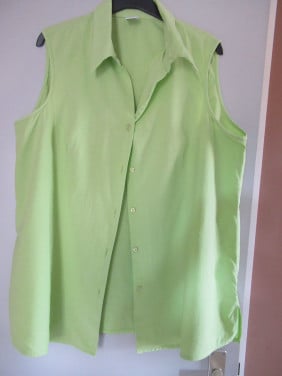 Mooie groene zomerblouse zonder mouwen, zo goed als nieuw.