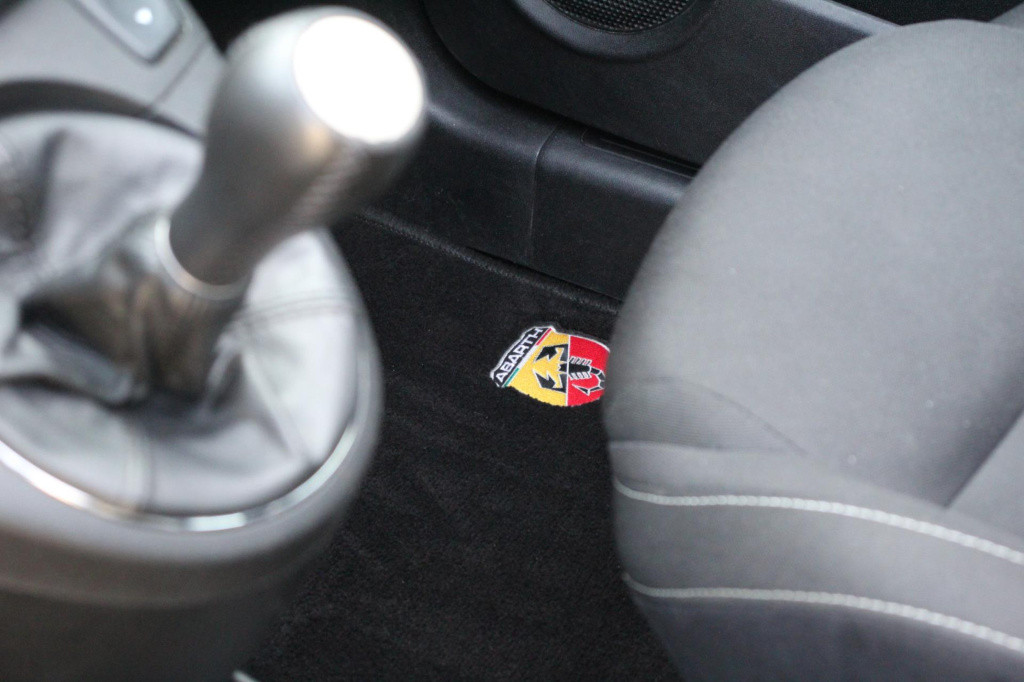 Abarth 500c 1.4 t-jet scorpione - alcantara - aux/usb - 17inch - pdc - gric