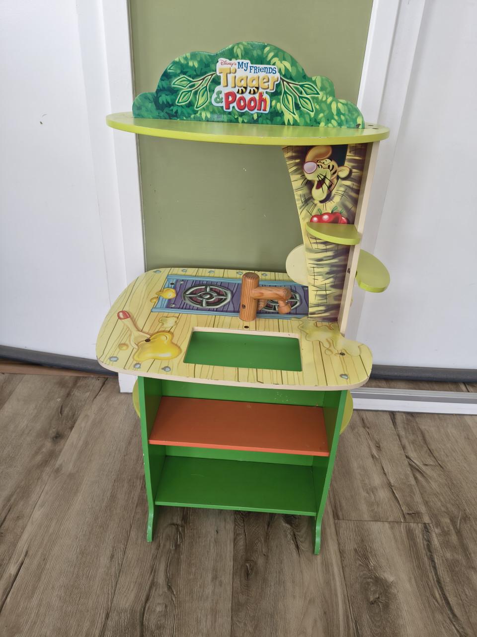 Prachtig Winnie de Poeh speelkeukentje. Speelkeuken hout.